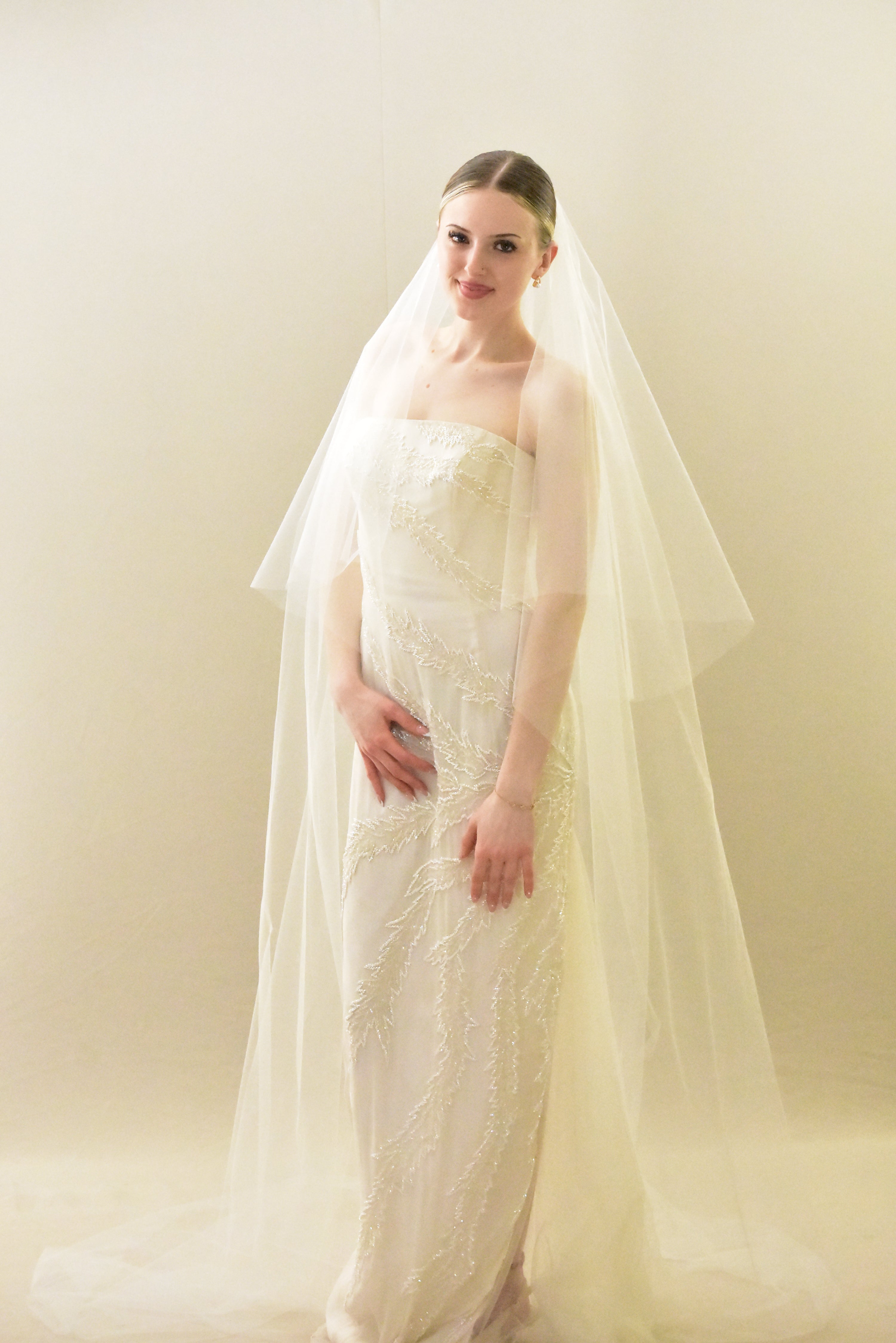 2 Tier Lace Wedding Bridal Veil With Metal Comb - Fingertip Length For Ceremony & Reception