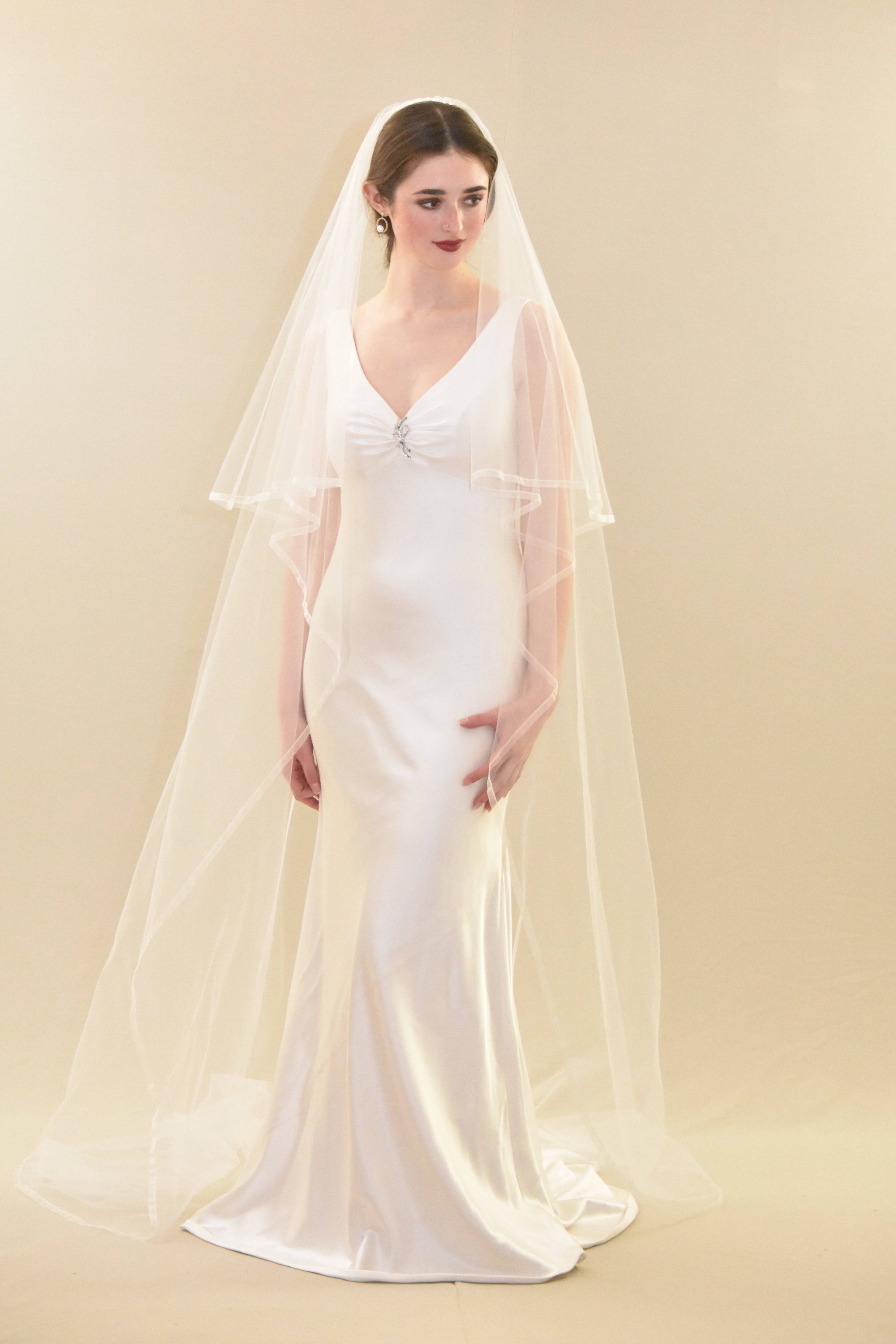 White Ribbon Trim Two Tier Fingertip Length Tulle Wedding Veil w/ Bow and Comb Fancy Ivory Bridal Veils Two-Layer Fingertip Length Tulle  main image 2